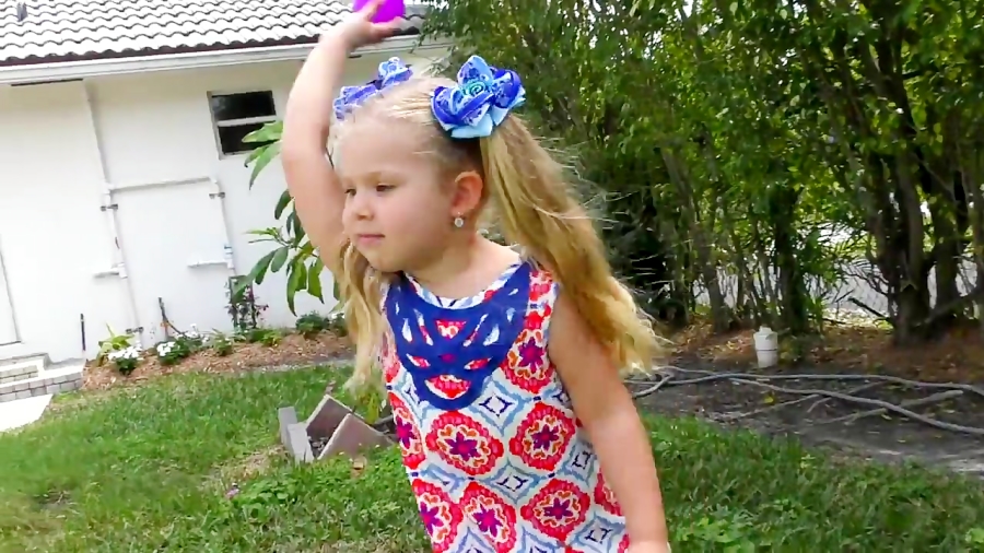 دیانا و اسباب بازی ها - بازی دیانا و بچه عروسک در حیاط خانه